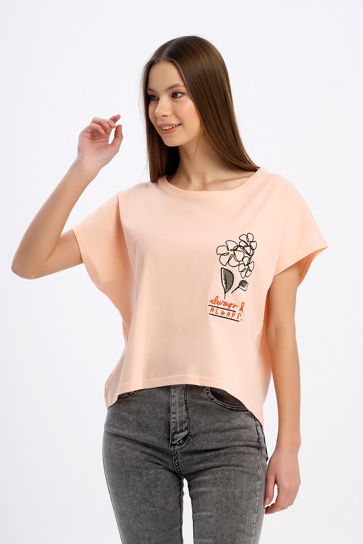 Çiçek Nakışlı T-shirt-Pembe